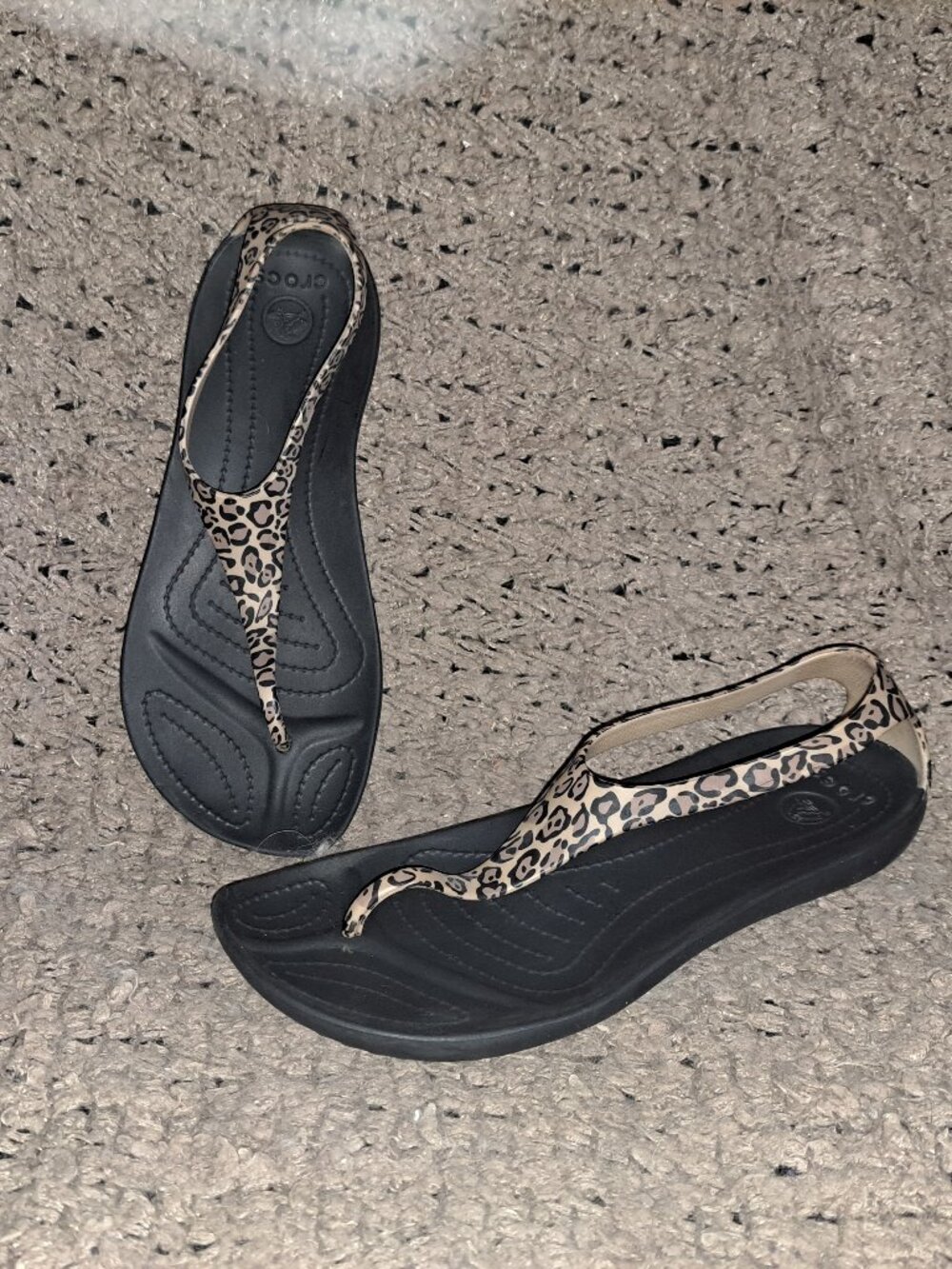 CROCS-Serena Sexi Wild Flip Sandals-Leopard Print Thongs-Sz 7-Excellent